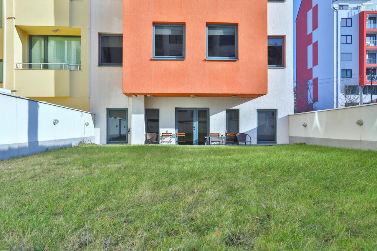 Easyhotel *